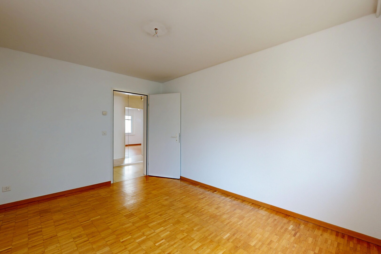 leerer raum mit gipskartonwand, drywall, holzfußboden, wood finish floor, und sockelleisten
