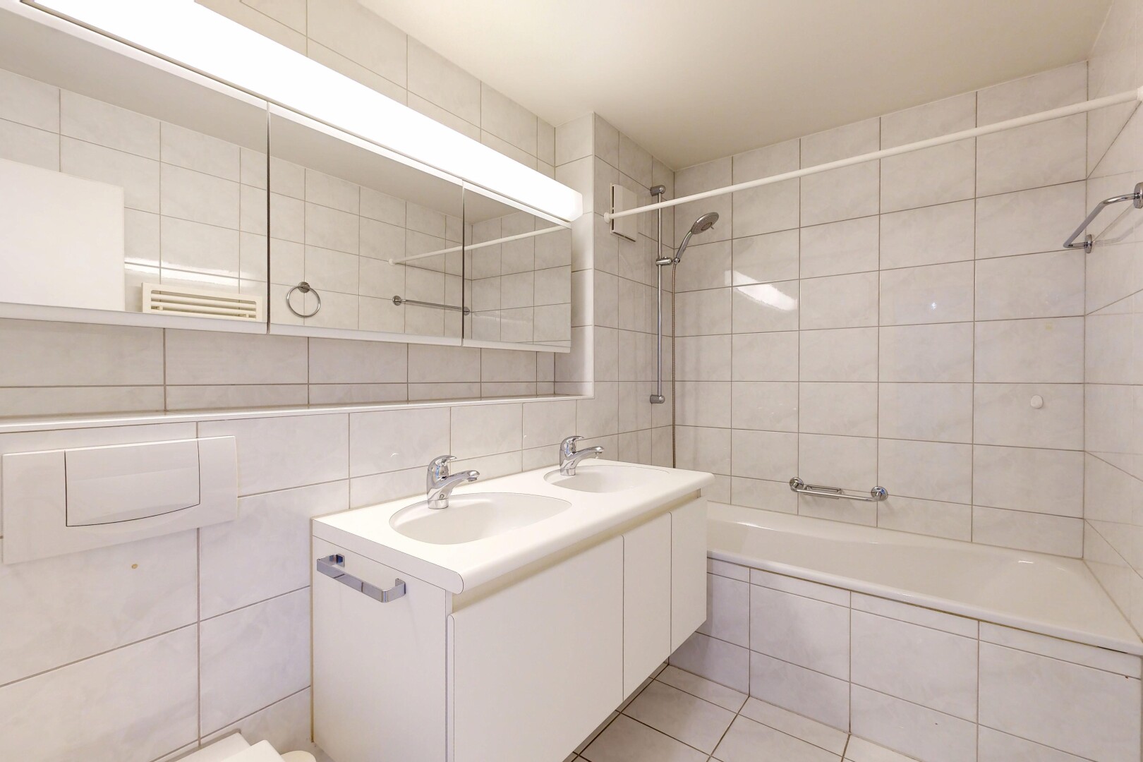 bad mit tile wall, fliesenwand, doppelwaschtisch, komplettes badezimmer, und waschbecken
