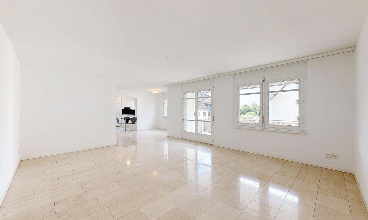 leerer raum mit natürliches licht, gipskartonwand, drywall, light floor, und inside property