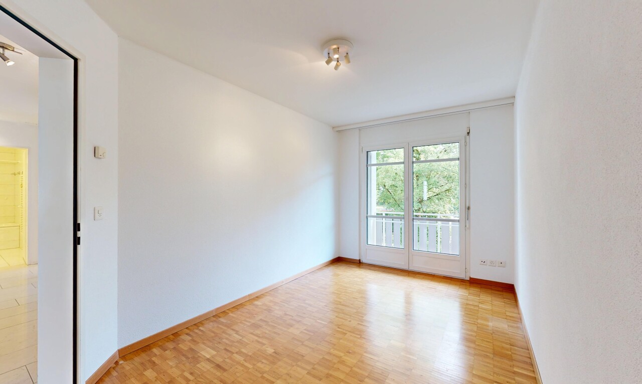 leerer raum mit holzfußboden, wood finish floor, gipskartonwand, drywall, und inside property