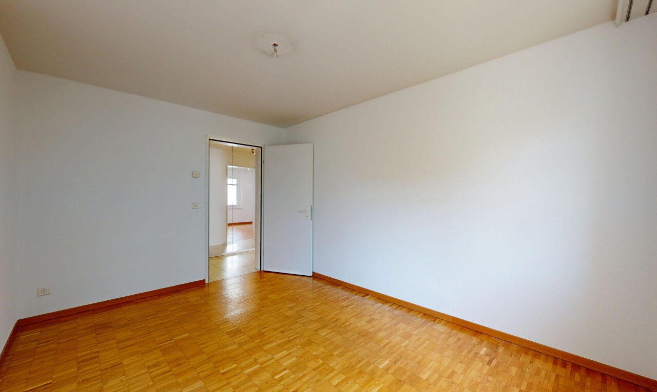 leerer raum mit gipskartonwand, drywall, holzfußboden, wood finish floor, und sockelleisten