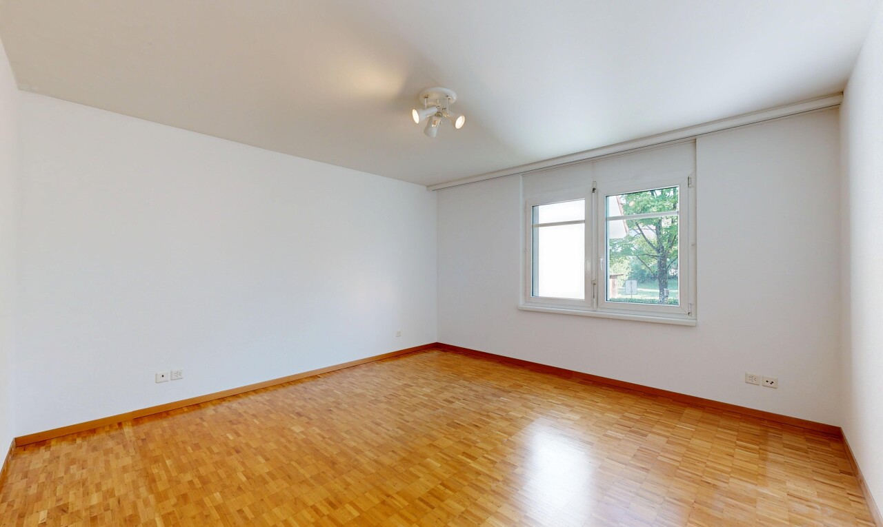 leerer raum mit gipskartonwand, drywall, holzfußboden, wood finish floor, und sockelleisten