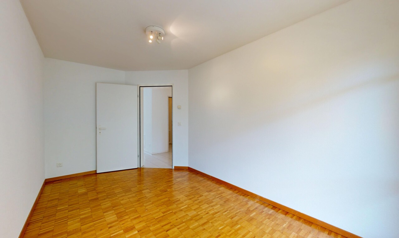 leerer raum mit wood finish floor, holzfußboden, drywall, gipskartonwand, und baseboards wall