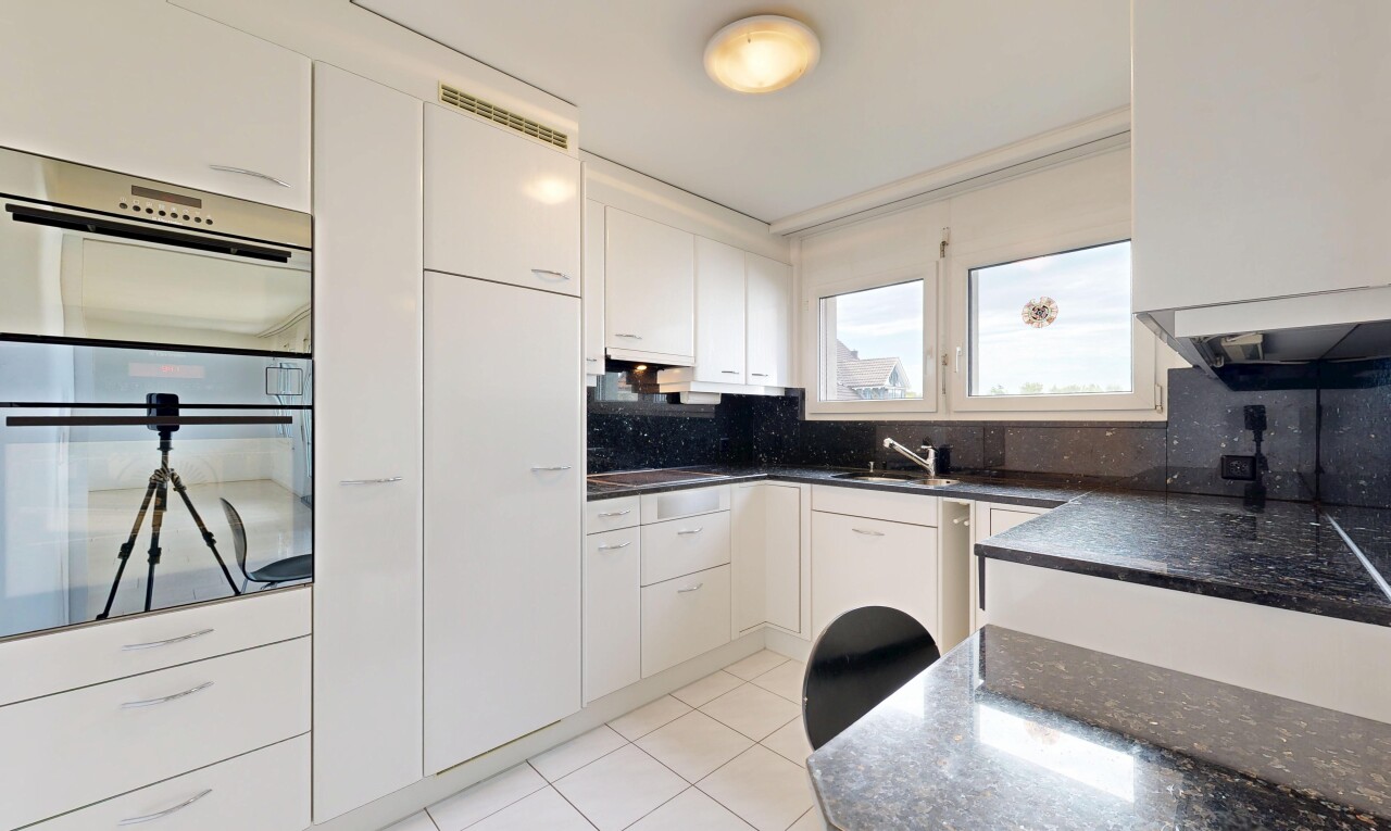 küche mit doppel backofen, dark countertops, white cabinets, weiße schränke, und light floor