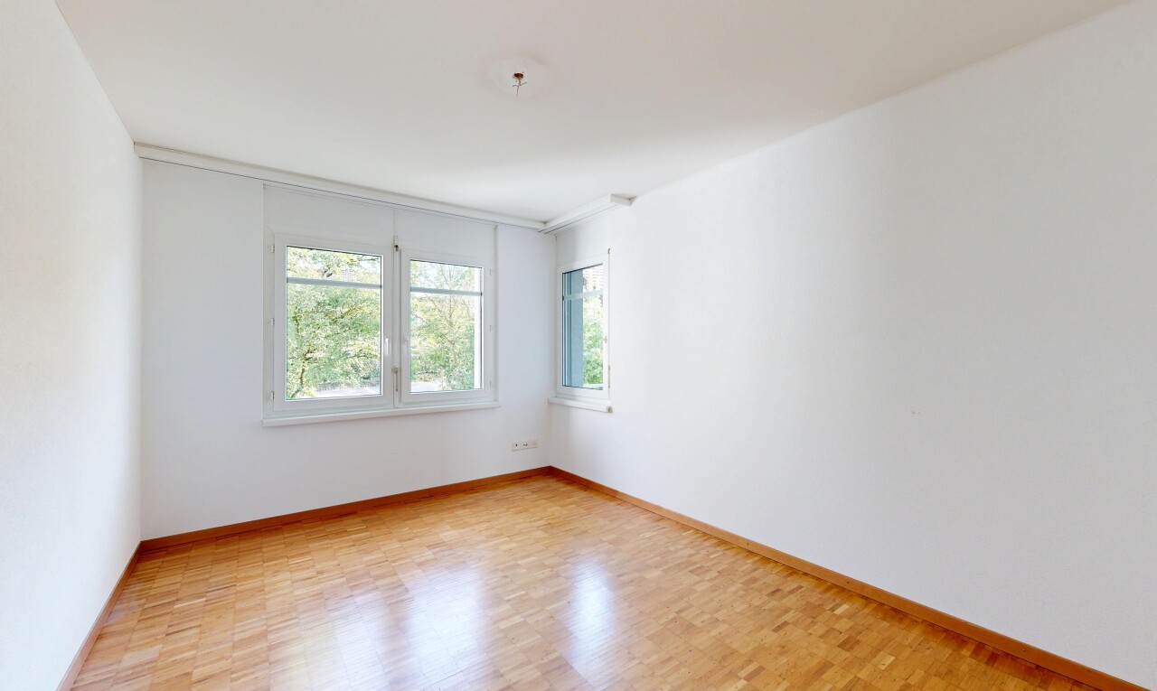 leerer raum mit holzfußboden, wood finish floor, natürliches licht, gipskartonwand, und drywall
