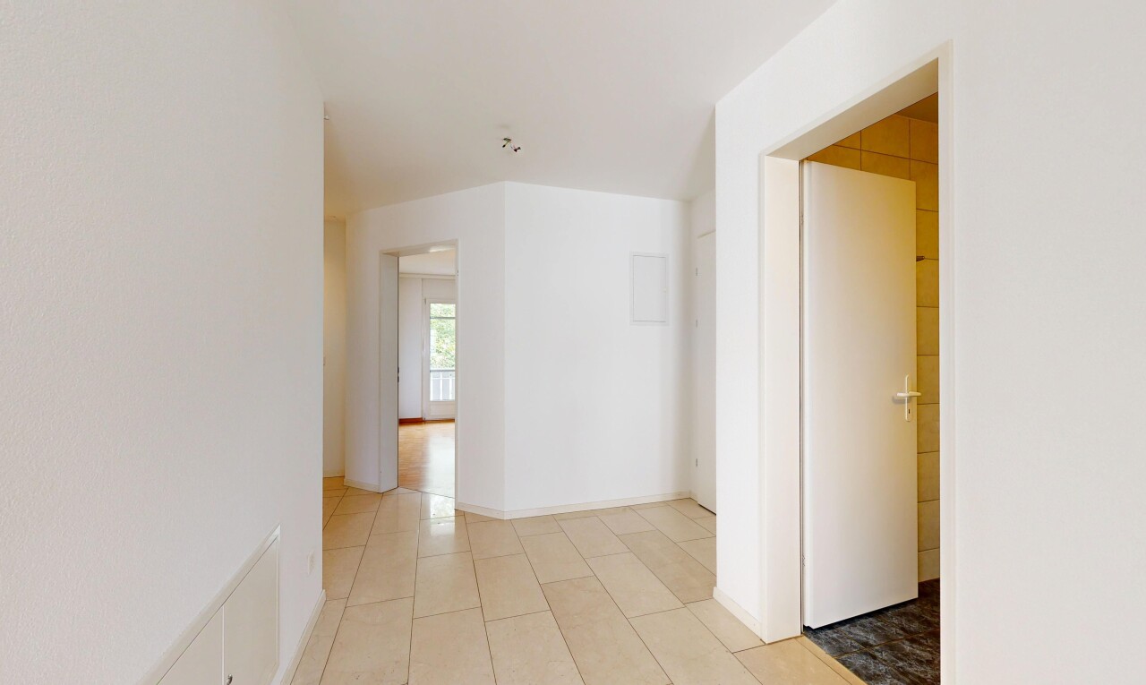 halle / korridor mit inside property, gipskartonwand, drywall, light floor, und fliesenboden