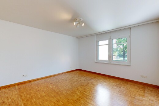 pièce vide avec cloison sèche, drywall, sol en finition bois, wood finish floor, et plinthes murales