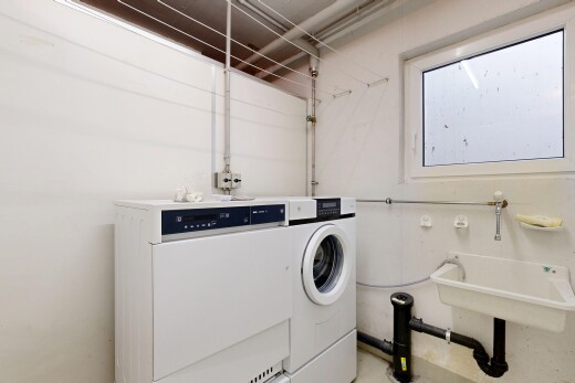 wäschekammer mit drywall, natürliches licht, inside community, waschbecken, und tumbler
