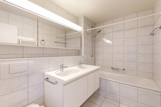 bad mit tile wall, fliesenwand, doppelwaschtisch, komplettes badezimmer, und waschbecken