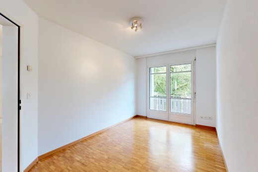 pièce vide avec sol en finition bois, wood finish floor, cloison sèche, drywall, et inside property