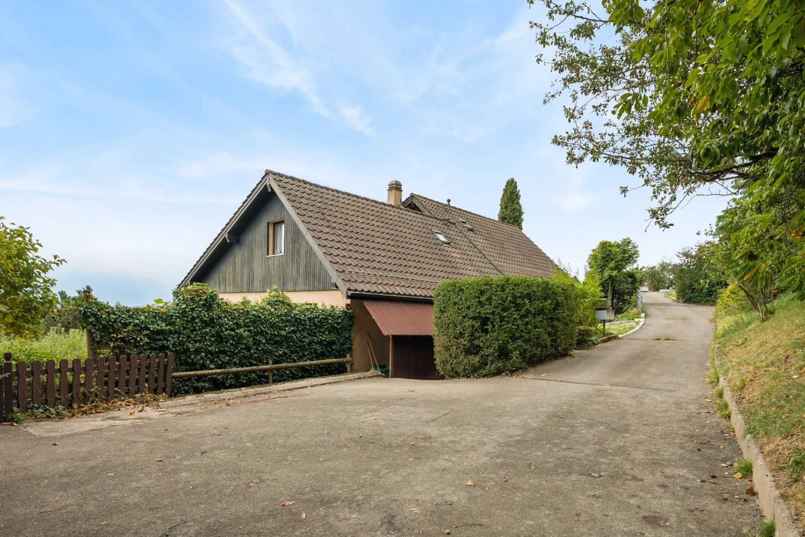 außenansicht mit property visible, day time, zaun, schornstein, und ziegeldach