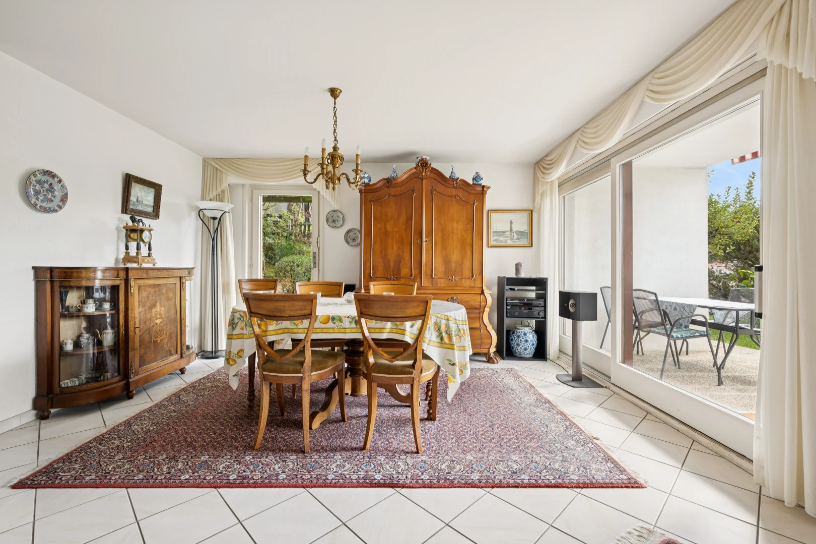 esszimmer mit gipskartonwand, drywall, außenzugang, fliesenboden, und tile floor