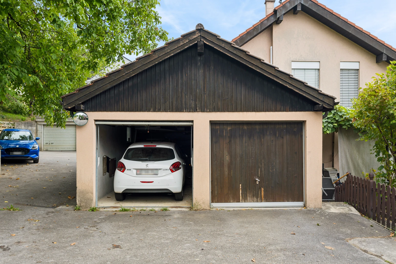 außenansicht mit property visible, garage, stuckverkleidung, außenansicht, und vertikale verkleidung