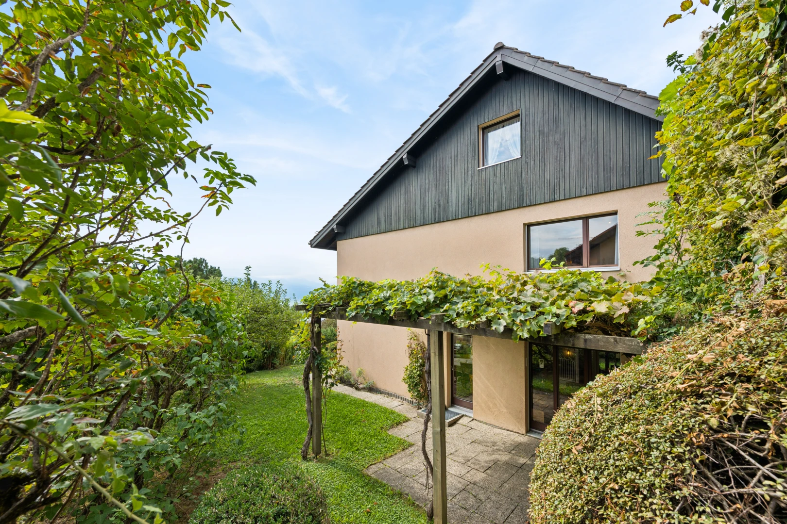 außenansicht mit stuckverkleidung, vertikale verkleidung, property visible, from property, und rasen