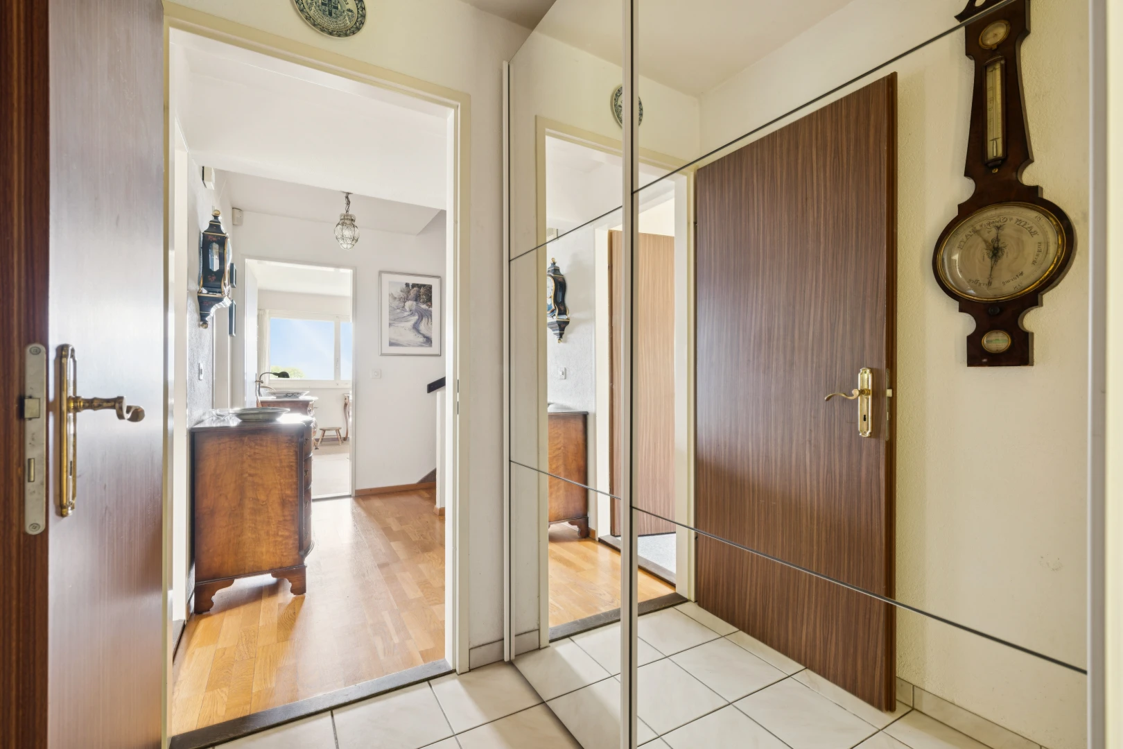 halle / korridor mit gipskartonwand, drywall, light floor, fliesenboden, und tile floor