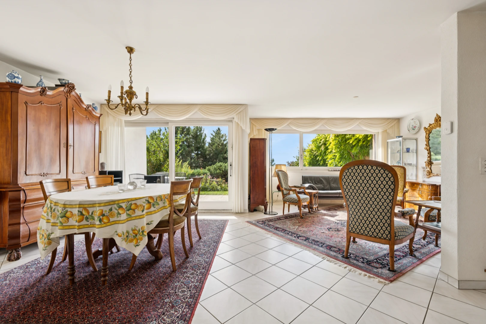 esszimmer mit außenzugang, tile floor, fliesenboden, light floor, und day time