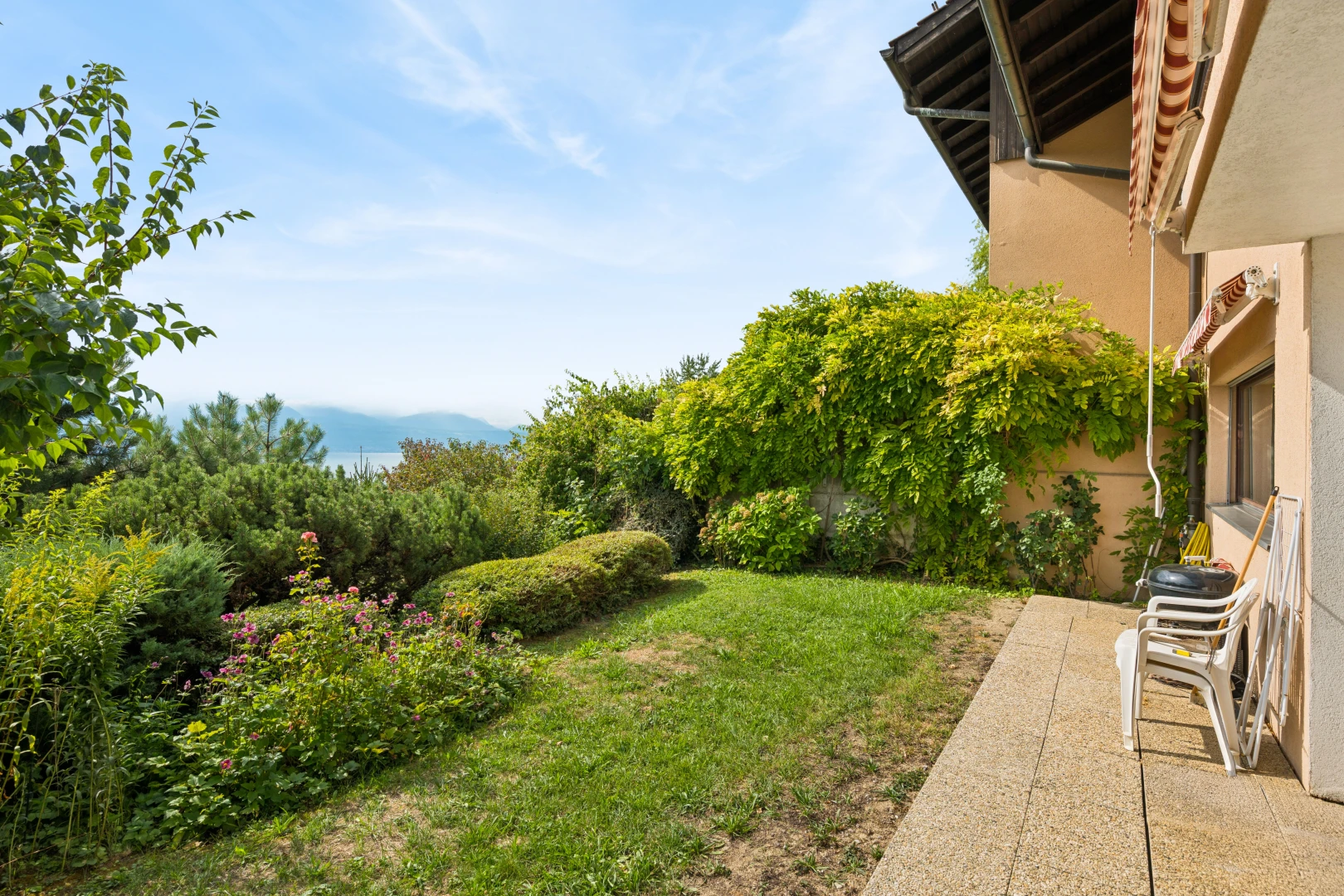 garten mit from property, view focus, rasen, und day time