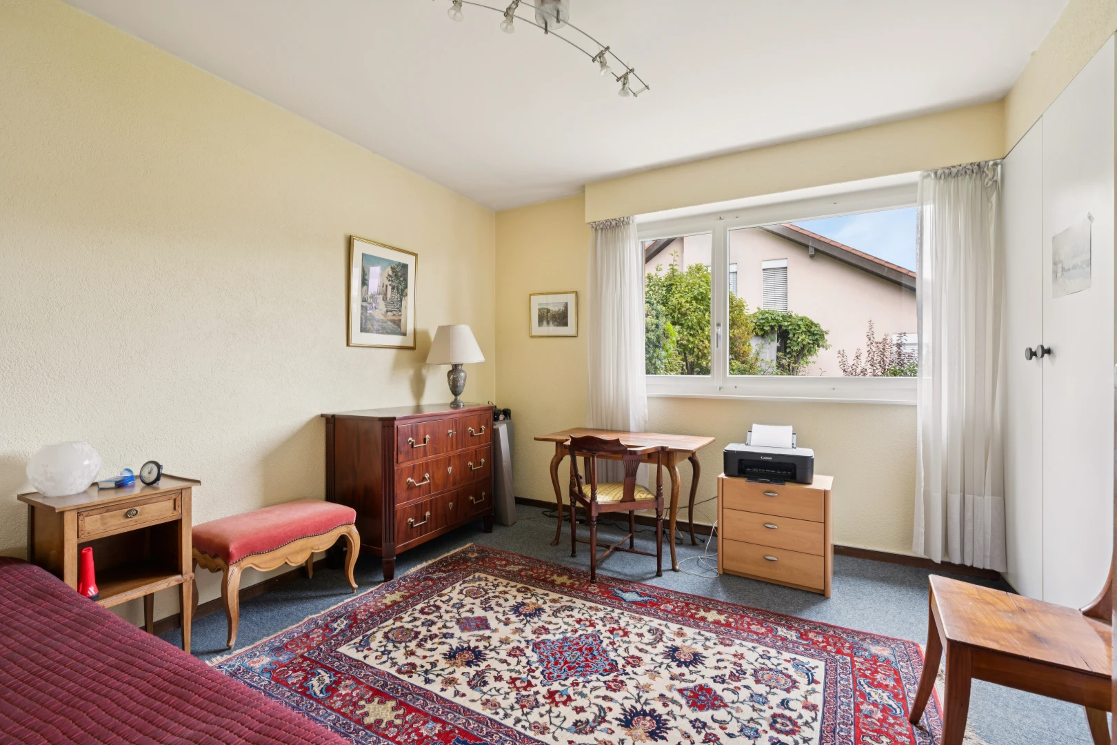 zimmer / schlafzimmer mit deckenbeleuchtung, inside property, drywall, gipskartonwand, und day time