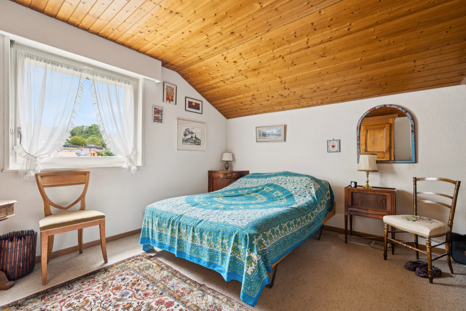 zimmer / schlafzimmer mit wood ceiling, holzdecke, vaulted ceiling, dachschräge, und zusätzliches zimmer
