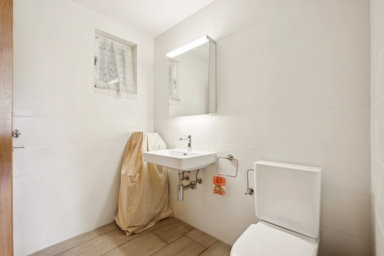 bad mit spiegel, toilette, gäste-wc, inside property, und waschbecken