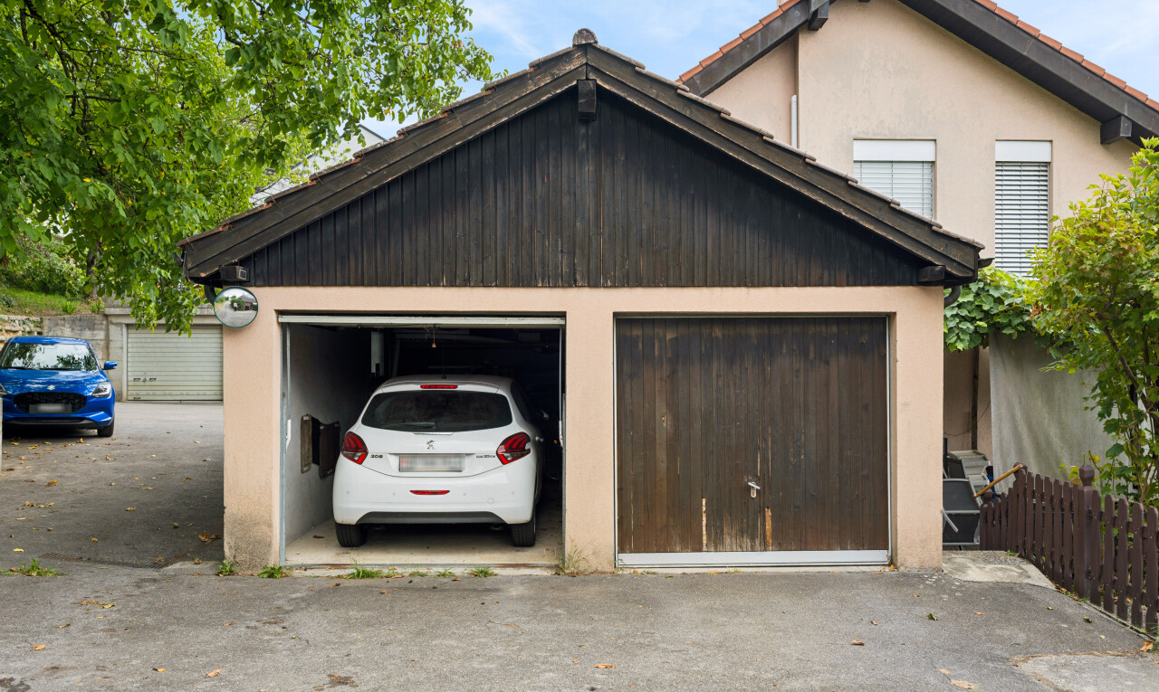 außenansicht mit property visible, garage, stuckverkleidung, außenansicht, und vertikale verkleidung