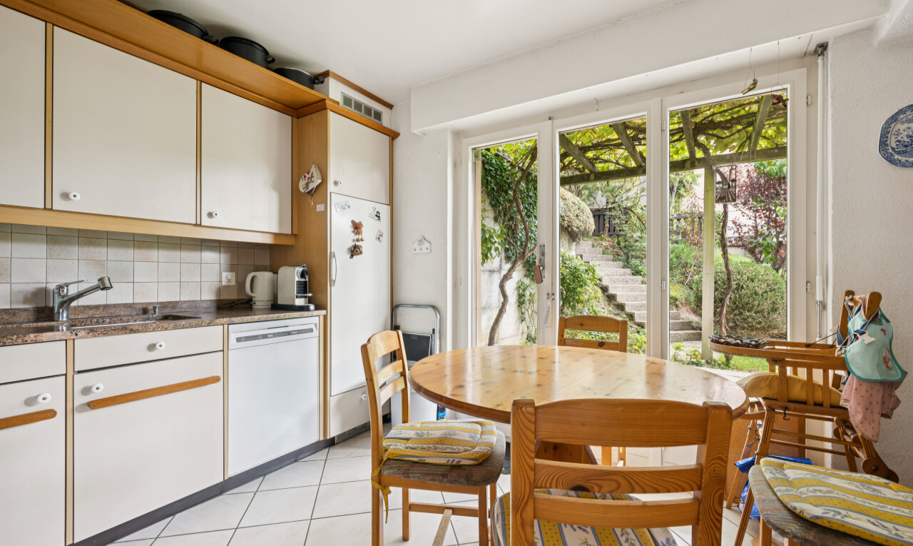 küche mit light floor, white cabinets, weiße schränke, kühlschrank, und two tone kitchen