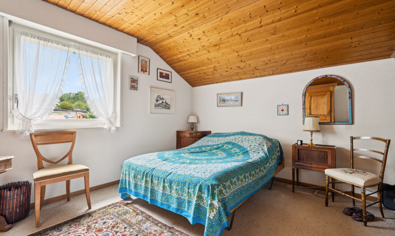 zimmer / schlafzimmer mit wood ceiling, holzdecke, vaulted ceiling, dachschräge, und zusätzliches zimmer