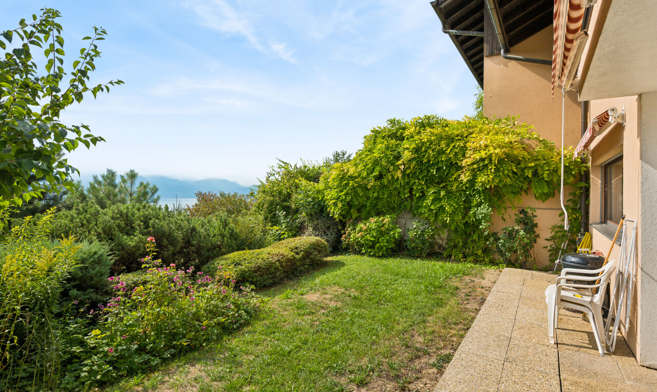 garten mit from property, view focus, rasen, und day time