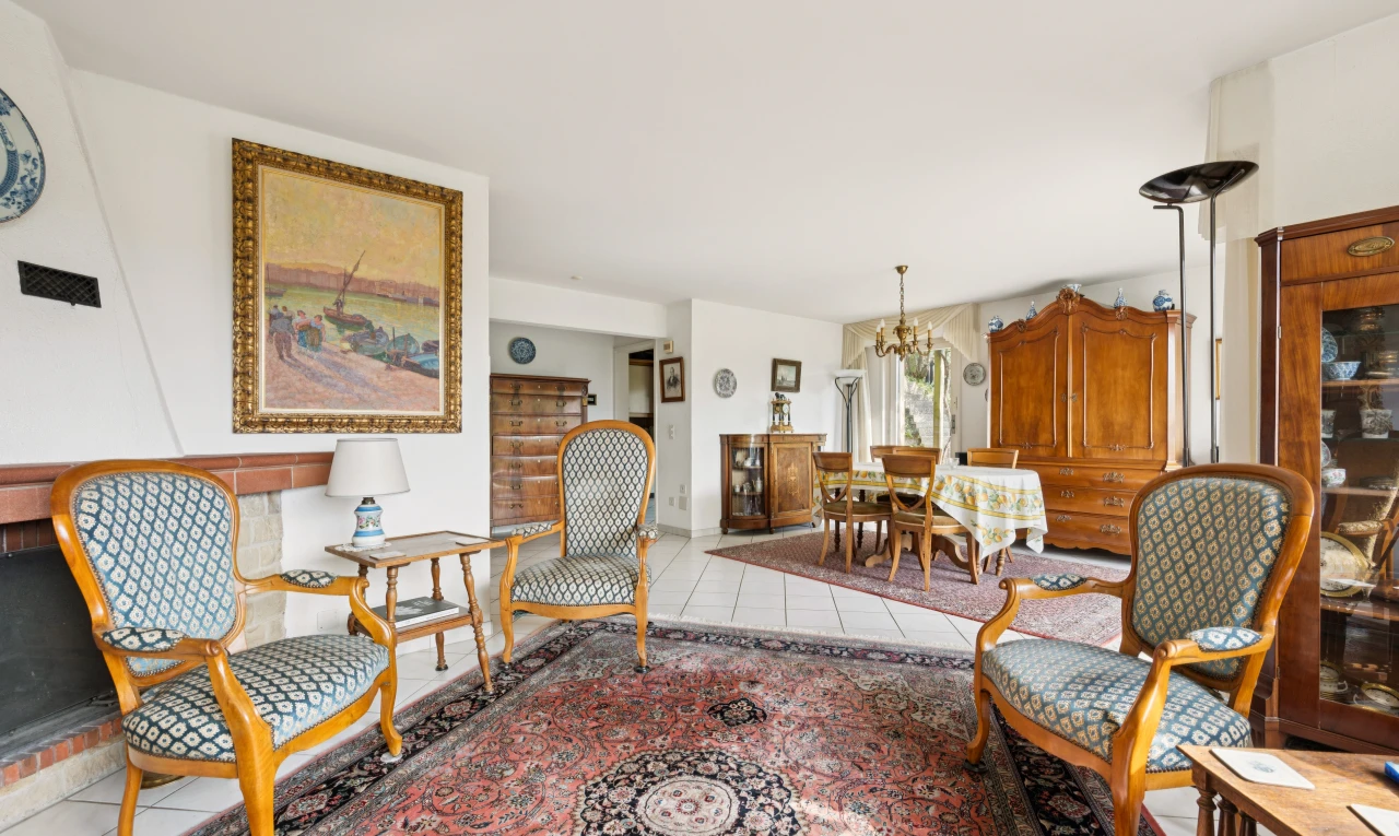 wohn- / esszimmer mit inside property, gipskartonwand, drywall, fliesenboden, und tile floor