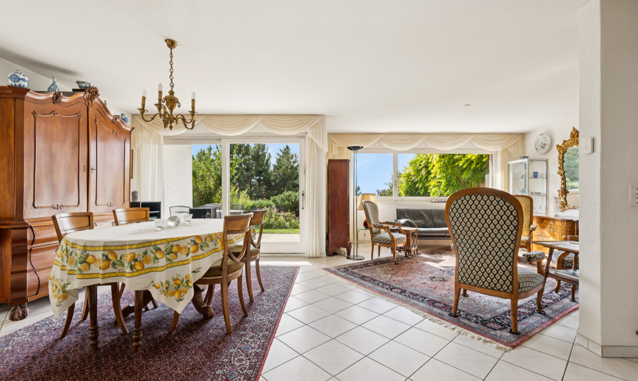 esszimmer mit außenzugang, tile floor, fliesenboden, light floor, und day time