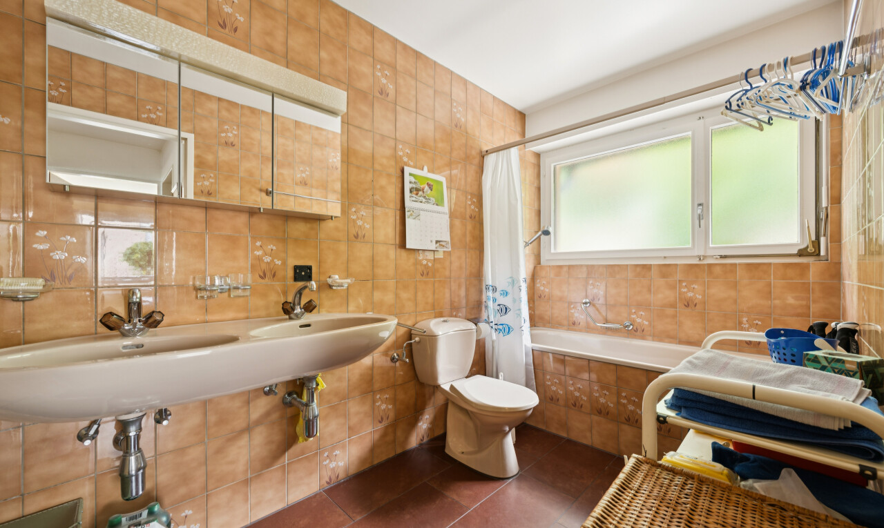bad mit komplettes badezimmer, toilette, tile wall, fliesenwand, und spiegel