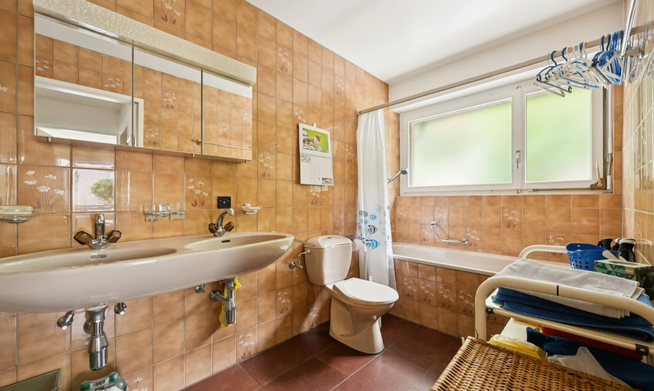 bad mit komplettes badezimmer, toilette, tile wall, fliesenwand, und spiegel