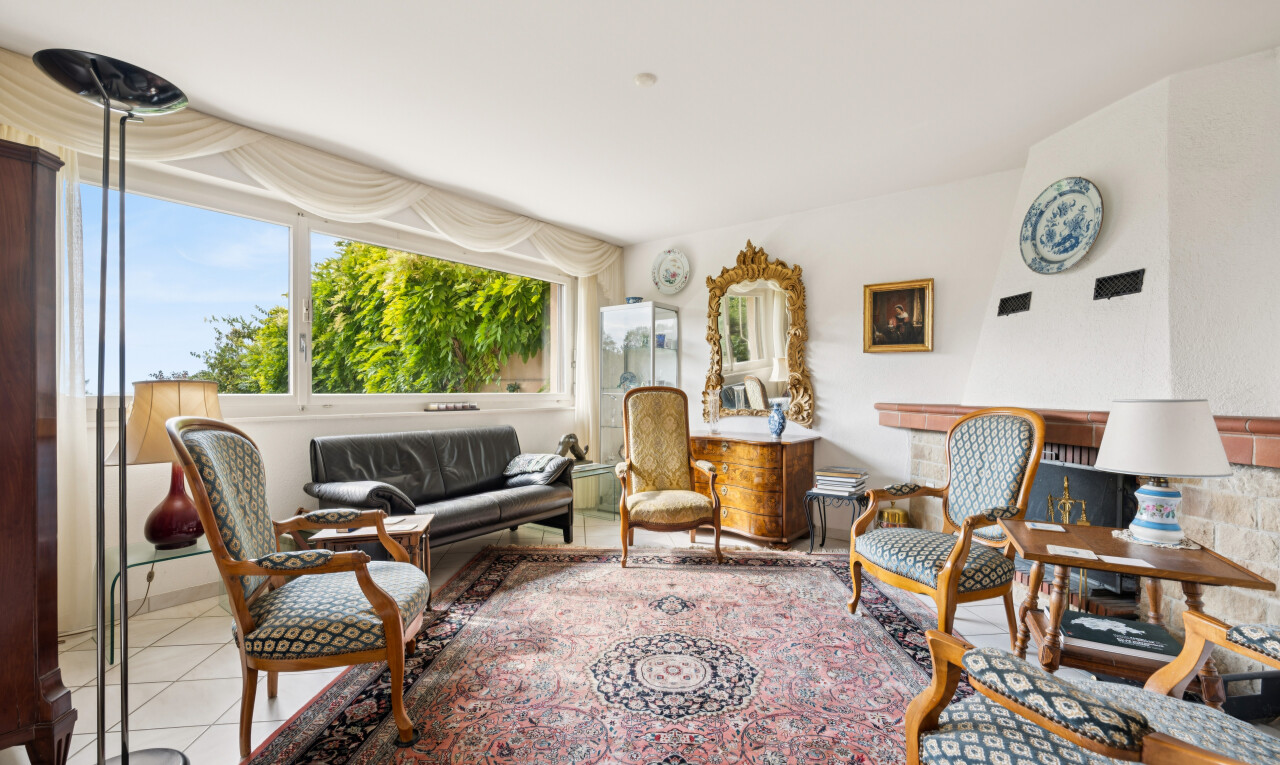 wohnzimmer mit day time, tile floor, fliesenboden, drywall, und gipskartonwand