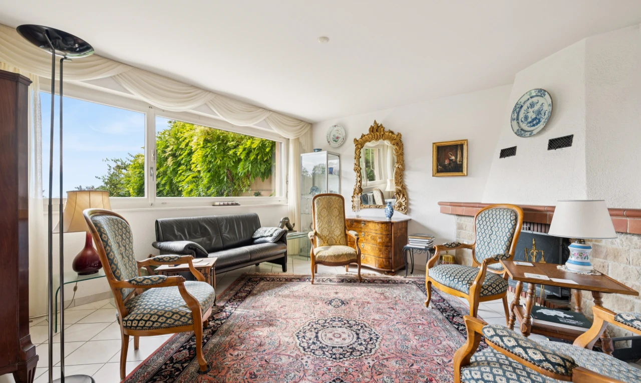 wohnzimmer mit day time, tile floor, fliesenboden, drywall, und gipskartonwand