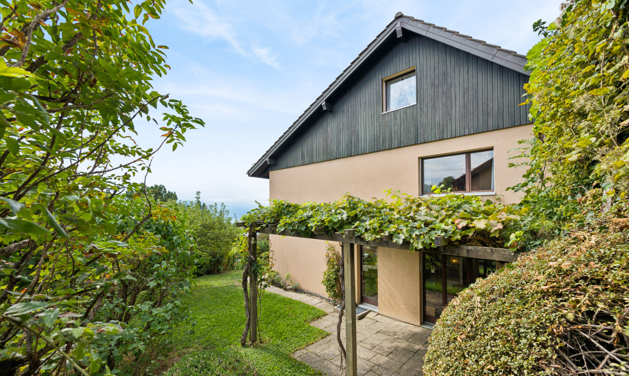 außenansicht mit stuckverkleidung, vertikale verkleidung, property visible, from property, und rasen