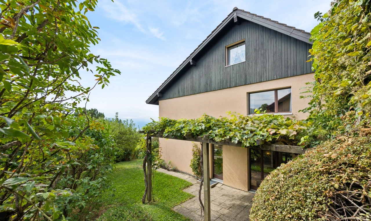 außenansicht mit stuckverkleidung, vertikale verkleidung, property visible, from property, und rasen