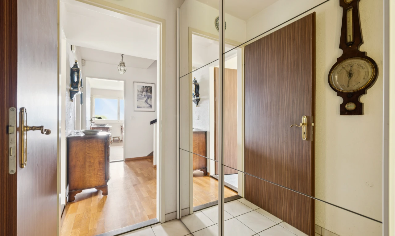 halle / korridor mit gipskartonwand, drywall, light floor, fliesenboden, und tile floor
