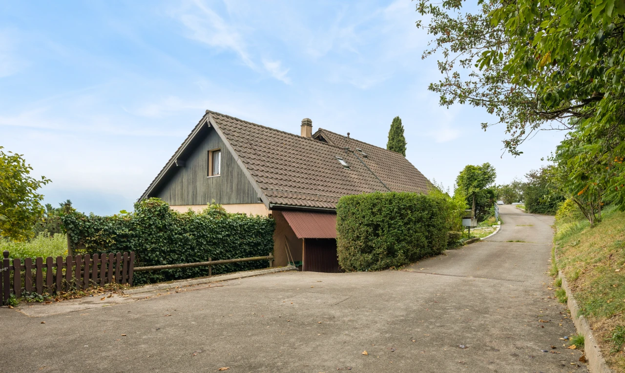 außenansicht mit property visible, day time, zaun, schornstein, und ziegeldach
