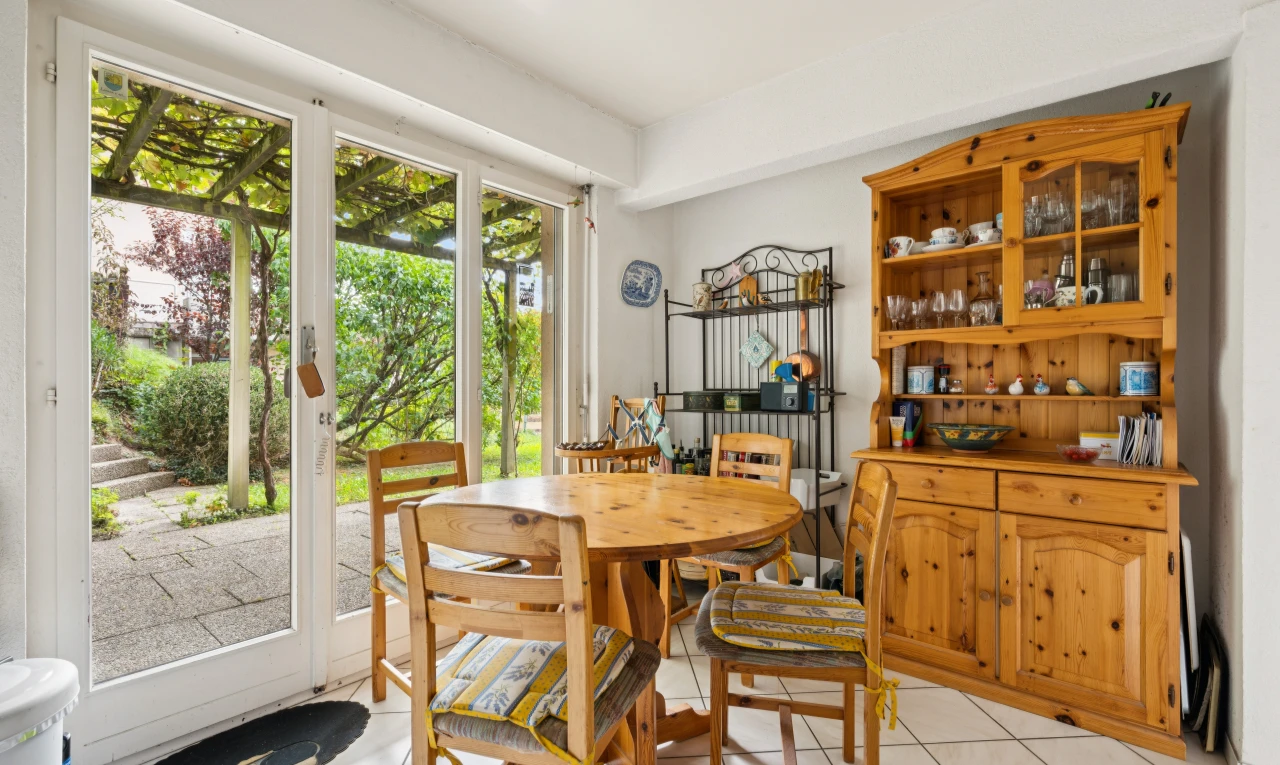 esszimmer mit außenzugang, tile floor, fliesenboden, light floor, und drywall