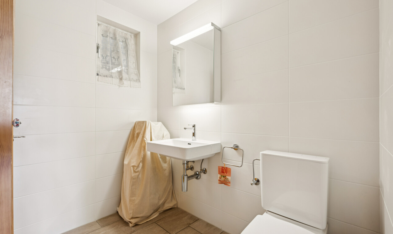 bad mit spiegel, toilette, gäste-wc, inside property, und waschbecken