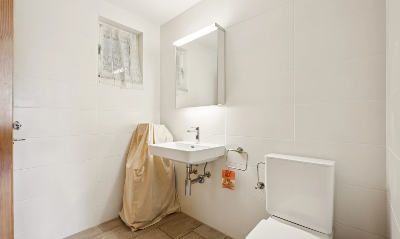 bad mit spiegel, toilette, gäste-wc, inside property, und waschbecken