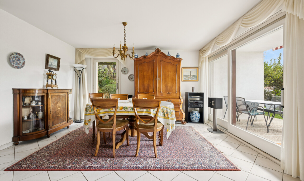 esszimmer mit gipskartonwand, drywall, außenzugang, fliesenboden, und tile floor