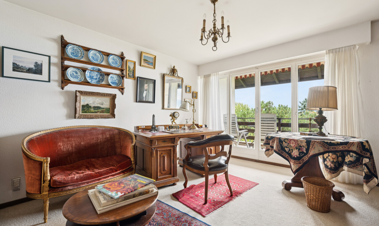 wohnzimmer mit teppich, carpet, inside property, day time, und light floor