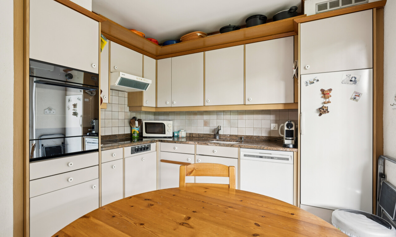 küche mit ofen, kühlschrank, dunstabzugshaube, arbeitsplatten, und dark countertops