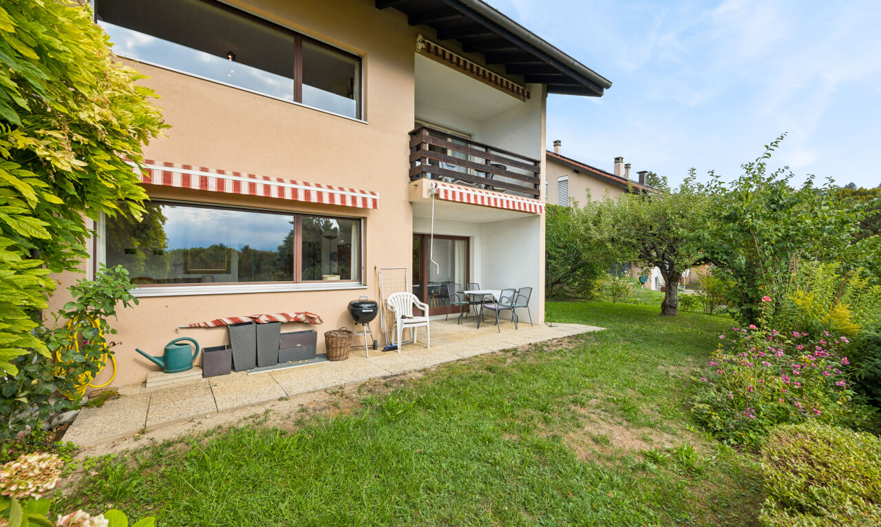 außenansicht mit markise, balkon, terrasse, stuckverkleidung, und rasen