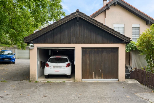 außenansicht mit property visible, garage, stuckverkleidung, außenansicht, und vertikale verkleidung