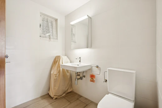 bad mit spiegel, toilette, gäste-wc, inside property, und waschbecken