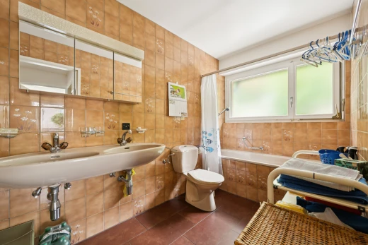 bad mit komplettes badezimmer, toilette, tile wall, fliesenwand, und spiegel
