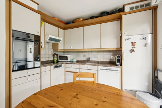 küche mit ofen, kühlschrank, dunstabzugshaube, arbeitsplatten, und dark countertops