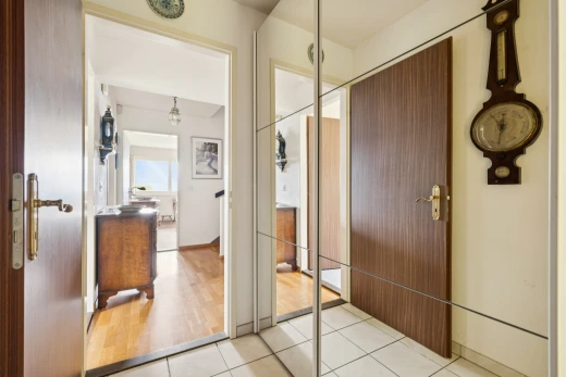 halle / korridor mit gipskartonwand, drywall, light floor, fliesenboden, und tile floor